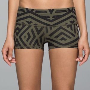 Lululemon Green Black Athletic Shorts Aztec Mini Short Yoga Boho Booty Festival